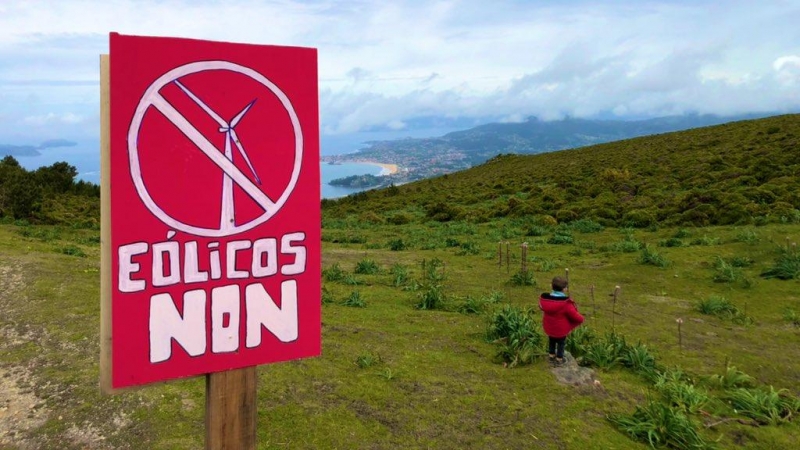 10/12/2021 Cartel contra los parques eólicos en la serra da Groba, en la provincia de Pontevedra