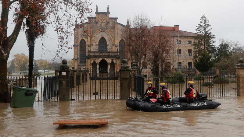 10/12/21. Calles inundadas en los alrededores del puente de la Magdalena en Pamplona.