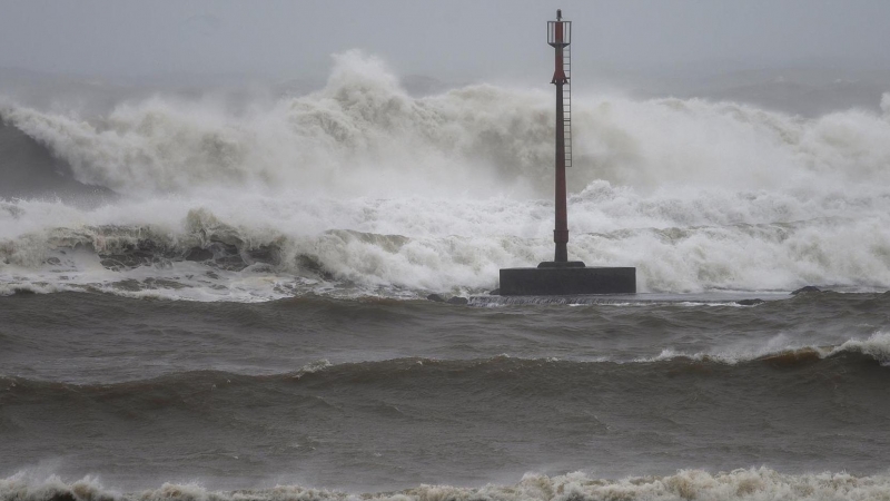 10/12/21. Fuertes olas rompen contra la costa de Suances (Cantabria).
