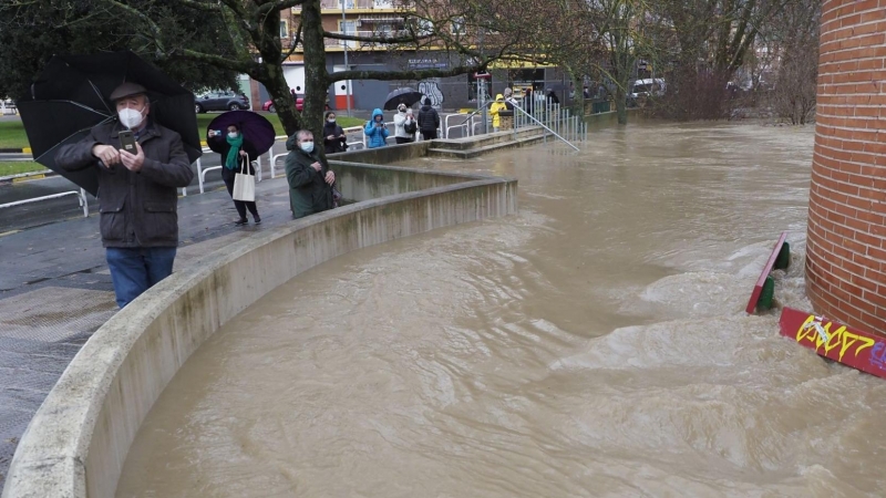 10/12/21. Una vía del barrio Rotxapea de Pamplona inundada.