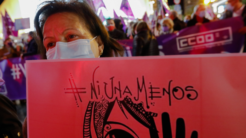 Una persona sostiene una pancarta en una manifestación convocada por la Asamblea Feminista contra la violencia machista bajo el lema 'La violencia machista existe y nos mata', a 25 de noviembre de 2021, en Murcia.