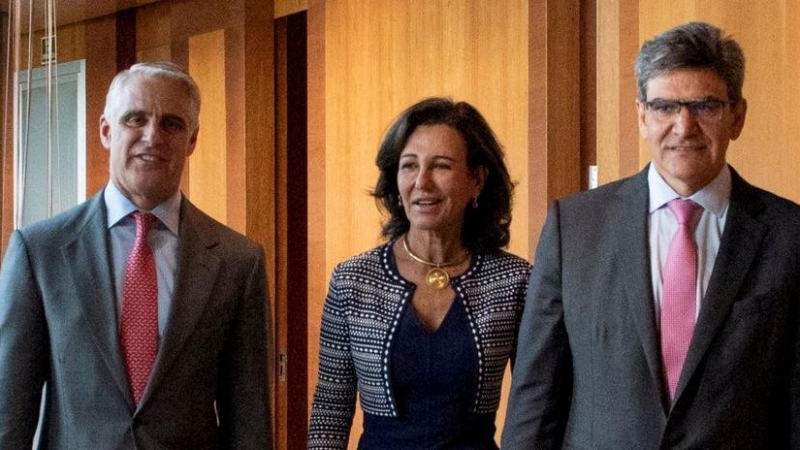 De izquierda a derecha, Andrea Orcel, la presidenta del Banco Santander Ana Botin, y el consejero delegado Jose Antonio Alvarez, en la foto distribuida en septiembre de 2018 cuando se anunció el fichaje del banquero italiano.