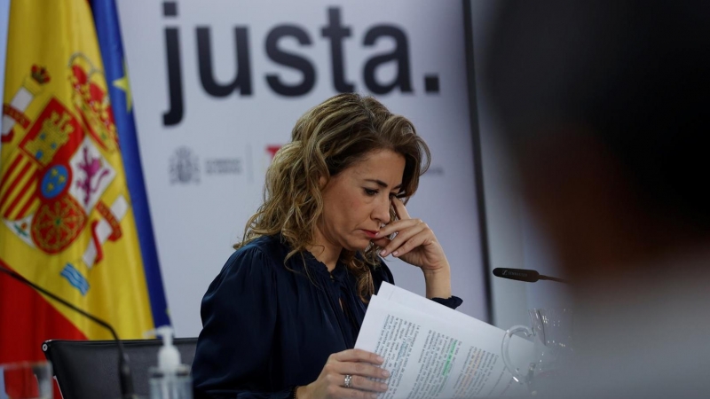 La ministra de Transportes, Movilidad y Agenda Urbana Raquel Sánchez ofrece una rueda de prensa tras el Consejo de Ministros Extraordinario celebrado en el Palacio de la Moncloa, este viernes.