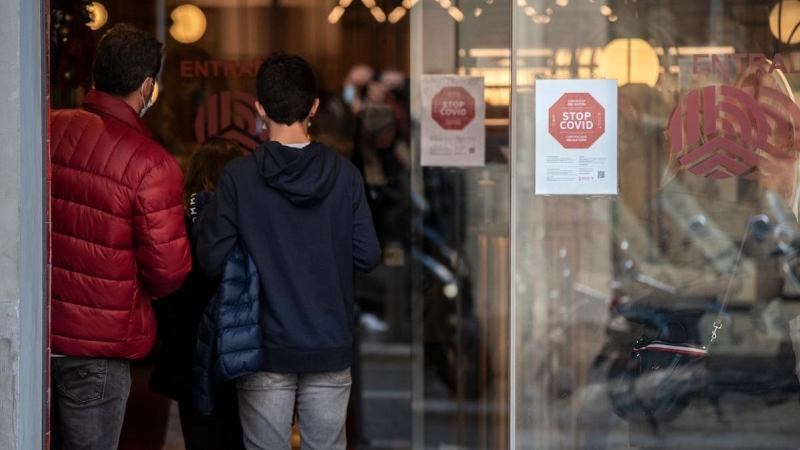 Un local muestra en su puerta la exigencia de mostrar el pasaporte Covid, a 4 de diciembre de 2021, en València.