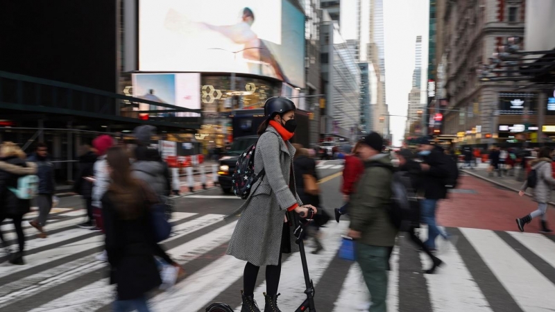 Una mujer en patinete eléctrico en Times Square, Nueva York (Estados Unidos) el 8 de diciembre de 2021.