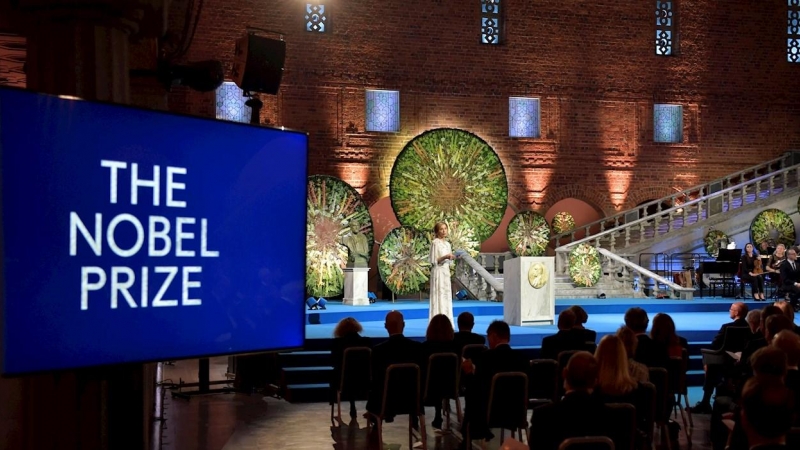 10/12/2021 La Maestra de Ceremonia Lena Olin habla durante la ceremonia de entrega del Premio Nobel en el Salón Azul del Ayuntamiento de Estocolmo