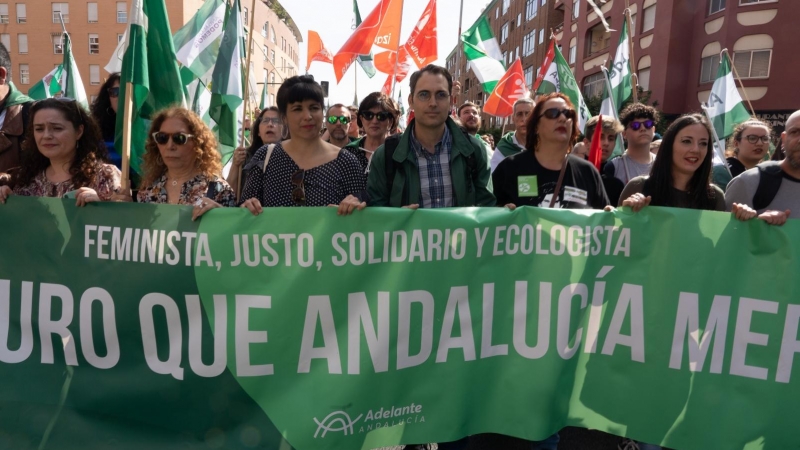 Teresa Rodríguez (1d) junto al líder andaluz de IU, Toni Valero (c) en la manifestacion de 'Marcha por Andalucía' convocada por el movimiento 'Caminando/Marchas de la Dignidad' con motivo del 28-F. Sevilla a 28 de febrero del 2020 Foto de ARCHIVO