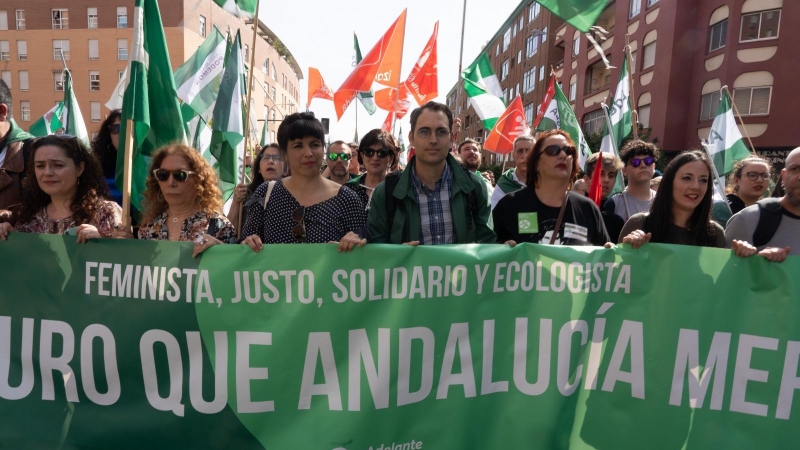 Teresa Rodríguez (1d) junto al líder andaluz de IU, Toni Valero (c) en la manifestacion de 'Marcha por Andalucía' convocada por el movimiento 'Caminando/Marchas de la Dignidad' con motivo del 28-F. Sevilla a 28 de febrero del 2020 Foto de ARCHIVO