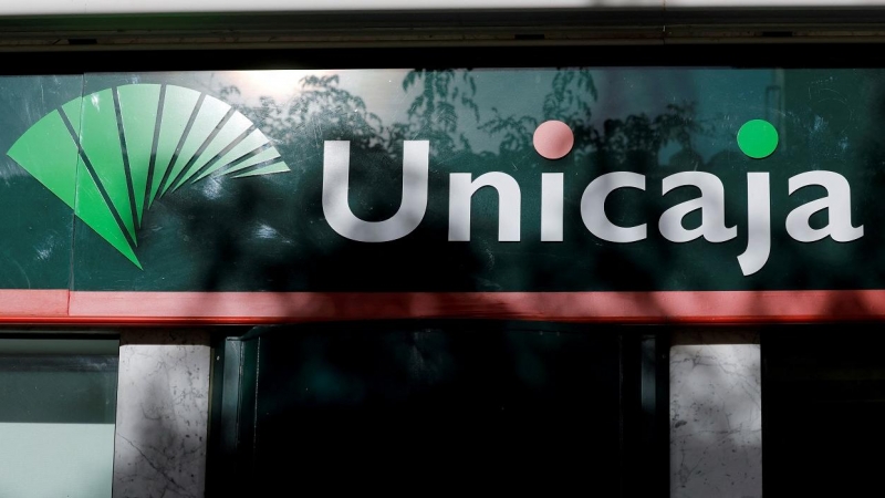 El logo de Unicaja en una de sus sucursales en la localidad malagueña de Ronde. REUTERS/Jon Nazca