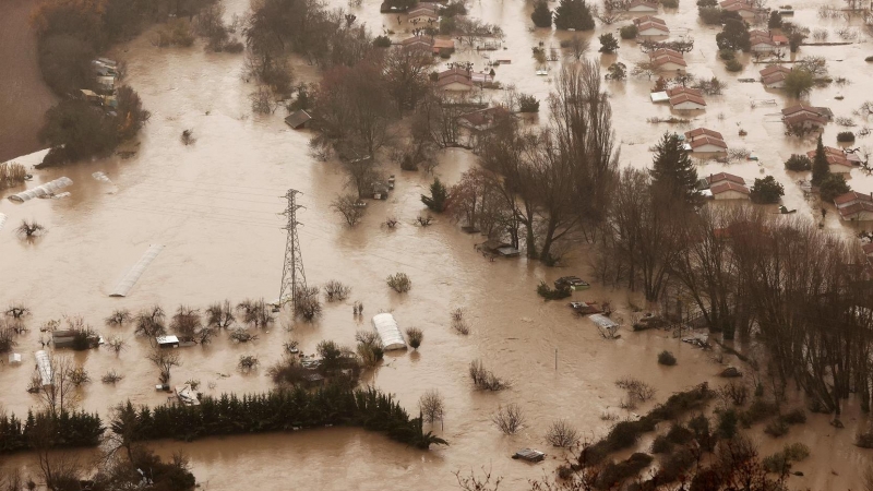 Vista aérea de las inundaciones ocasionadas por el desbordamiento río Arga a su paso por Huarte, villava y Burlada en Navarra, este viernes.