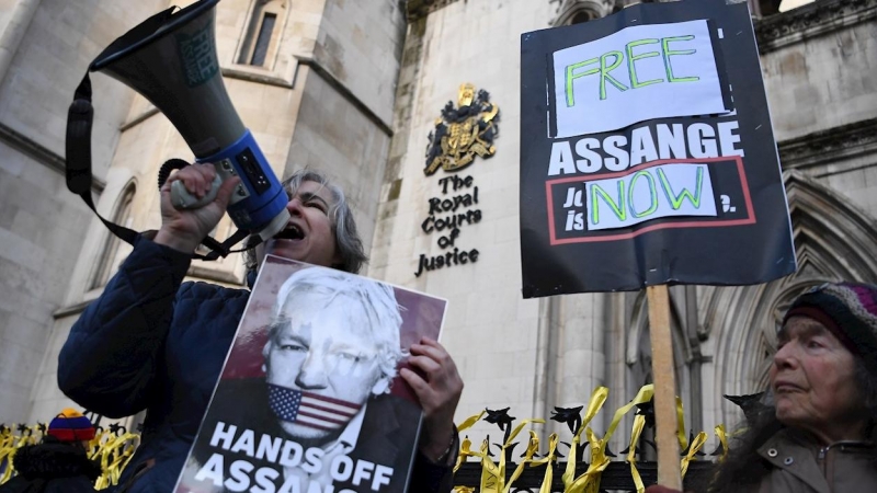 10/12/2021 Simpatizantes de Julian Assange protestan en Londres por la decisión de la Justicia británica de extraditar a EEUU a Assange