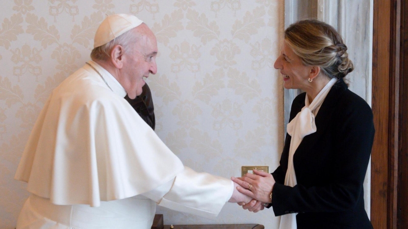 El Papa Francisco reuniéndose con la ministra española de Trabajo y Economía Social, Yolanda Díaz en el Vaticano.