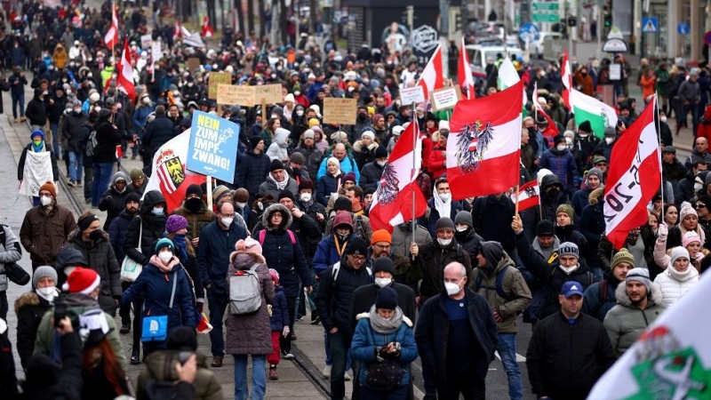 Imagen de archivo de una protesta en Viena por las restricciones por el coronavirus.