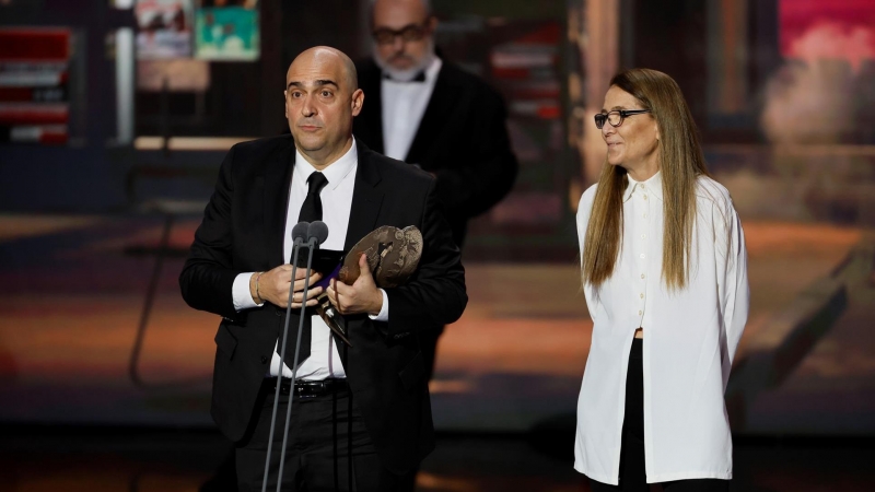 Los productores Patricia de Muns y Jaier Méndez reciben el Premio Forqué a Mejor largometraje de ficción por el 'El buen patrón', en la gala de entrega de los Premios Forqué