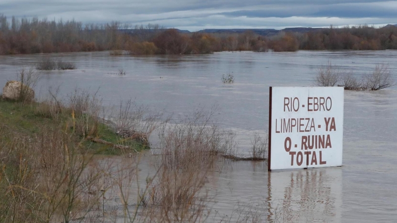 Efectivos de la Unidad Militar de Emergencias (UME) trabajan para afrontar la crecida extraordinaria del río Ebro en la localidad de Novillas.