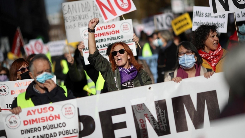 Varios centenares de personas se han sumado este domingo en Madrid a la marcha en defensa de la Atención Primaria