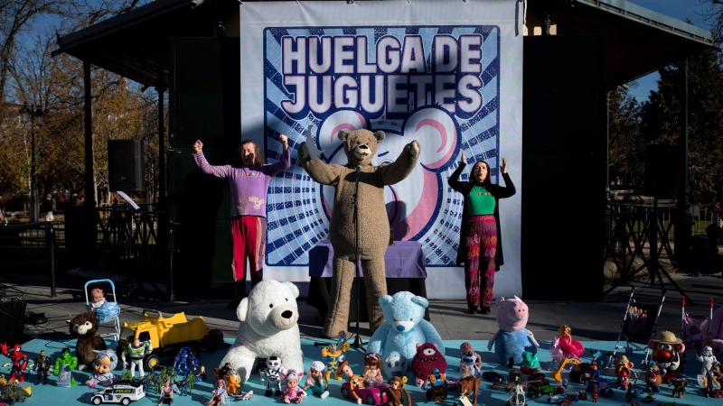 El parque del Retiro de Madrid acoge este domingo una huelga simbólica de juguetes para sensibilizar sobre el sexismo en los juguetes.