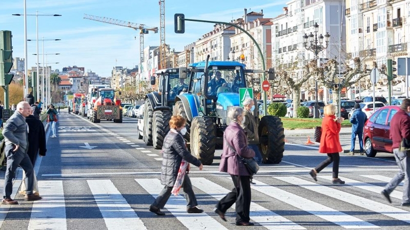 Varios tractores circulan por una carretera como parte de una manifestación de profesionales de la ganadería, a 12 de diciembre de 2021, en Santander, Cantabria (España).