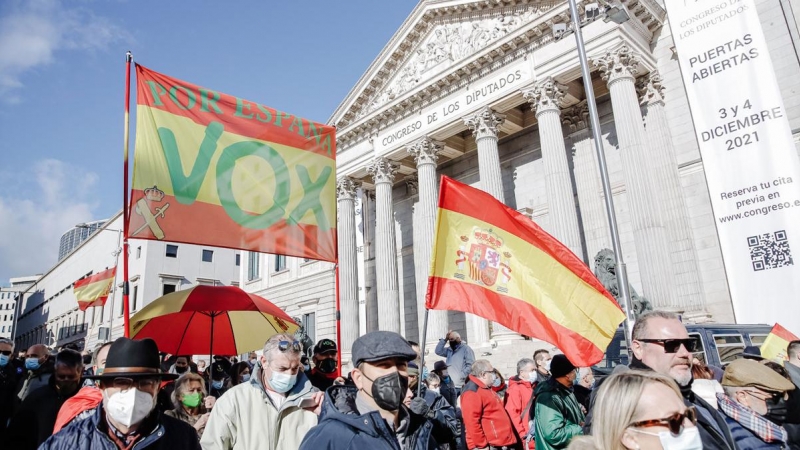 Varias personas sostienen banderas de España y de Vox en una manifestación contra la reforma de la Ley de Seguridad Ciudadana, frente al Congreso de los Diputados, a 27 de noviembre de 2021, en Madrid (España). Líderes políticos y sindicatos policiales pr