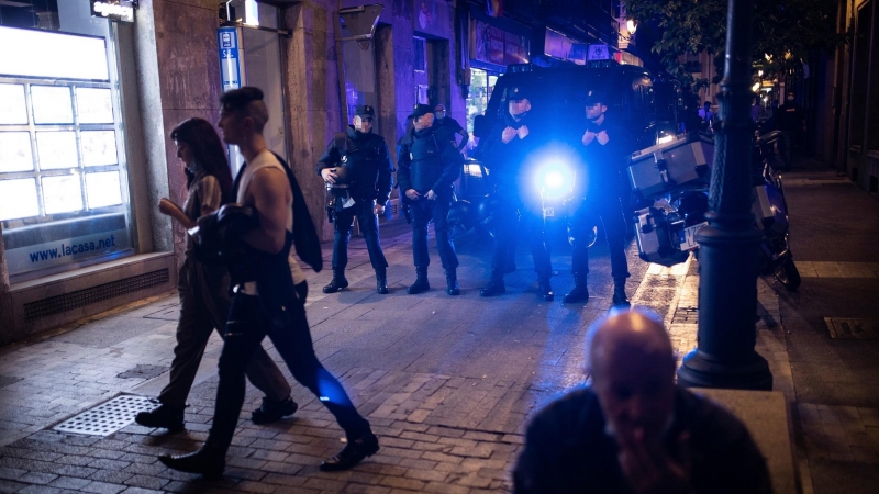 Varios policías nacionales, forman y vigilan una manifestacón contra las leyes represivas.