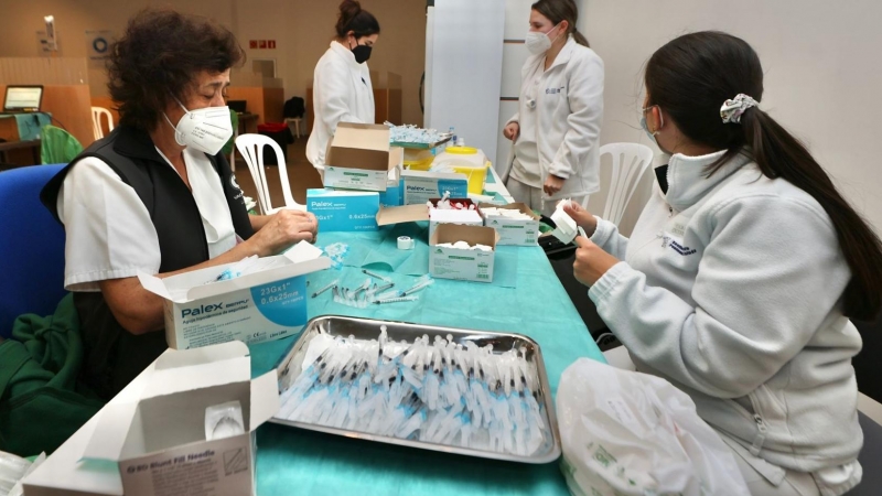 13/12/21. Sanitarias preparan dosis de la vacuna de la covid-19 en un centro de salud.