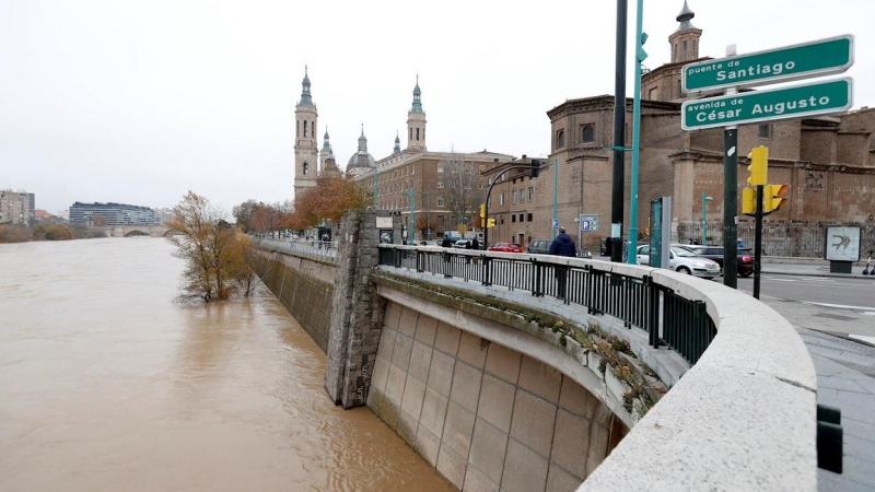 Vista del río Ebro desde el Puente de Santiago de Zaragoza este lunes 13 de diciembre de 2021.