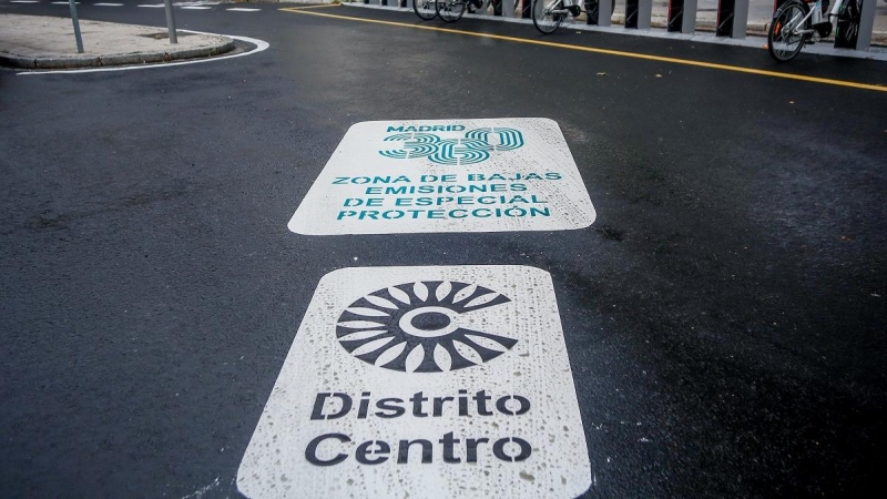 El logo de Madrid 360, la nueva zona de bajas emisiones de la capital, señalizado en la calzada del Distrito Centro.