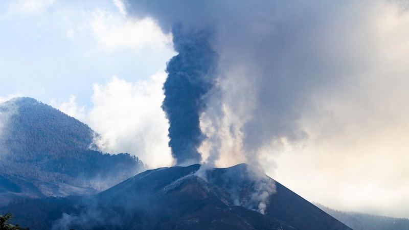 El volcán de Cumbre Vieja emitió este domingo un nuevo pulso de cenizas y piroclastos.