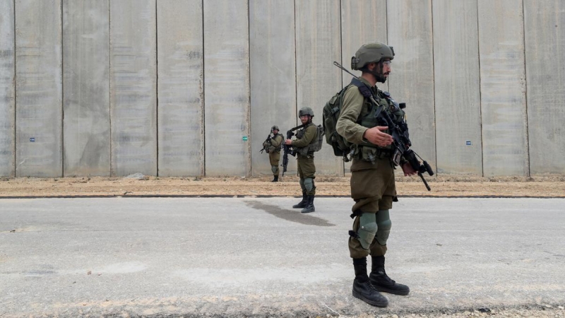 Soldados israelíes hacen guardia ante el nuevo muro en la frontera con Gaza.