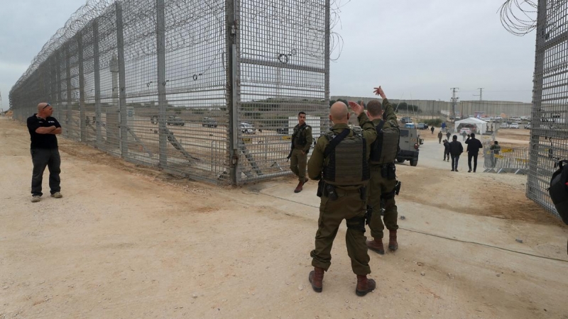 Personal de seguridad israelí en una apertura del nuevo muro.