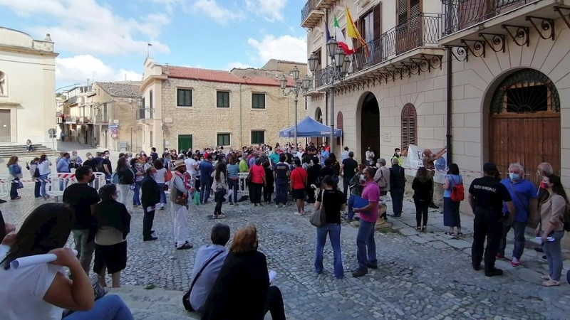 13/12/2021 Los vecinos del pueblo siciliano Palazzo Adriano hacen cola para vacunarse en la plaza central.