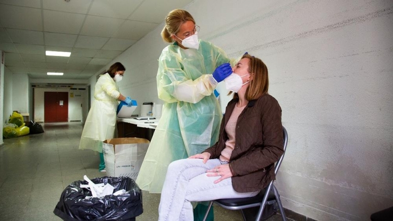 Una sanitaria realiza un test de antígenos o una PCR a una mujer, en un dispositivo de cribado masivo instalado en el Hospital Perpetuo Socorro, en Badajoz, Extremadura (España), a 1 de abril de 2021.