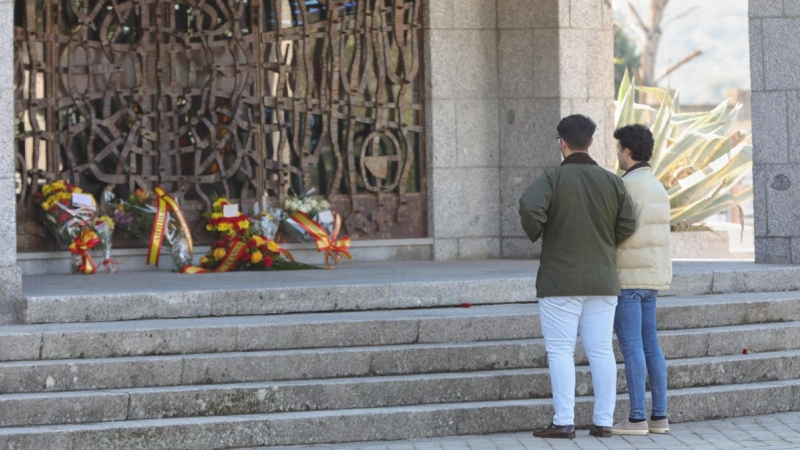 Unos hombres a las puertas del panteón donde está enterrado el cuerpo del dictador Francisco Franco.