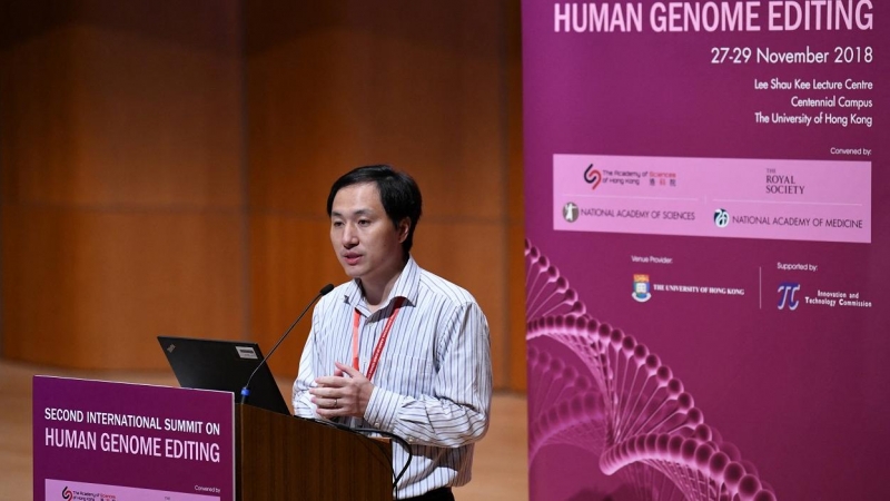 El científico chino He Jiankui habla en la Segunda Cumbre Internacional sobre Edición del Genoma Humano en Hong Kong, en noviembre de 2018.  Anthony WALLACE / AFP