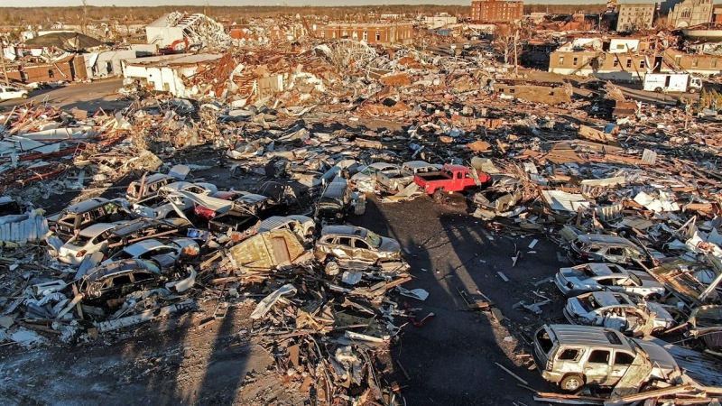 Imagen de la destrucción causada por los tornados en Mayfield, Kentucky.