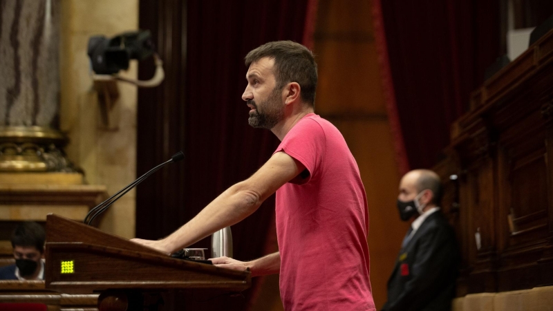 El diputado de CUP, Pau Juvillà, interviene durante una sesión plenaria en el Parlament de Catalunya.
