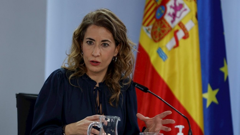 10/12/2021.- La ministra de Transportes, Movilidad y Agenda Urbana Raquel Sánchez ofrece una rueda de prensa tras el Consejo de Ministros Extraordinario celebrado en el Palacio de la Moncloa, este viernes. EFE/ Mariscal