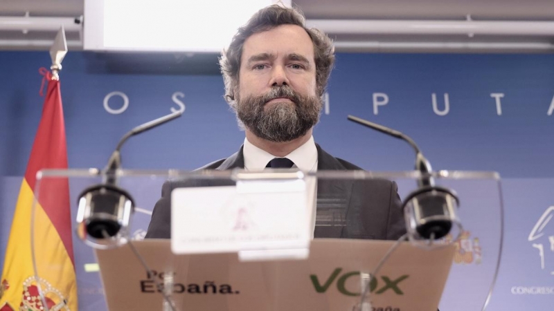 El portavoz de Vox en el Congreso, Iván Espinosa de los Monteros, interviene en una rueda de prensa anterior a una Junta de Portavoces en el Congreso de los Diputados, a 14 de diciembre de 2021, en Madrid.