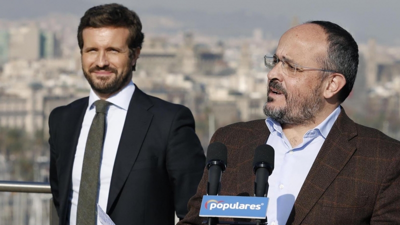 El líder del PP, Pablo Casado (c) se ha reunido en Barcelona con asociaciones que defienden el bilinguismo, en un acto acompañado por el presidente del PP de Cataluña, Alejandro Fernández (d).