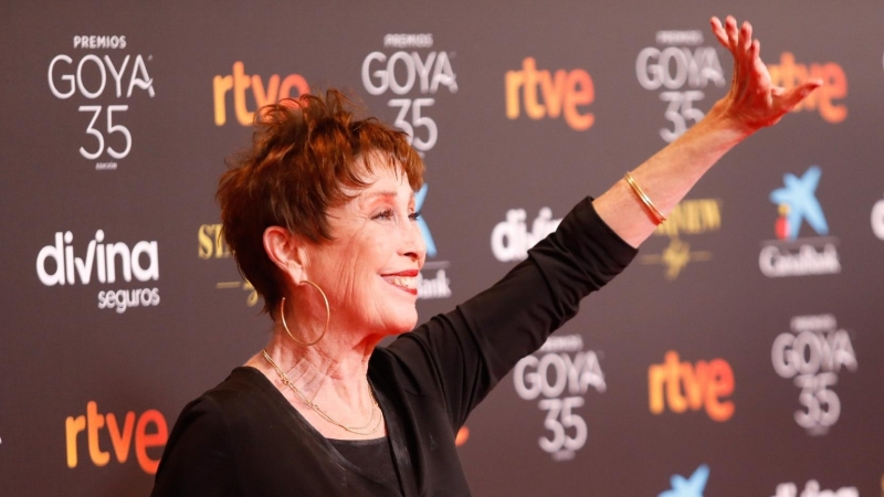 La actriz Verónica Forqué, posa en la alfombra roja en la 35 edición de los Premios Goya en el Teatro del Soho CaixaBank de Málaga a 6 de marzo del 2021.