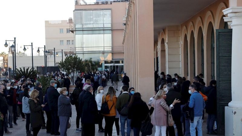 Cientos de personas hacen cola en el punto de vacunación móvil contra la covid instalado en el hospital de la Malvarrosa de València.