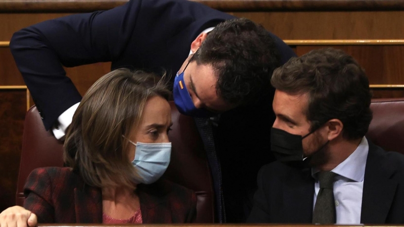 El presidente del Partido Popular Pablo Casado (d), la portavoz del PP en la Cámara Baja Cuca Gamarra y el secretario general de los 'populares' Teodoro García, durante el pleno del Congreso que se celebra este martes.