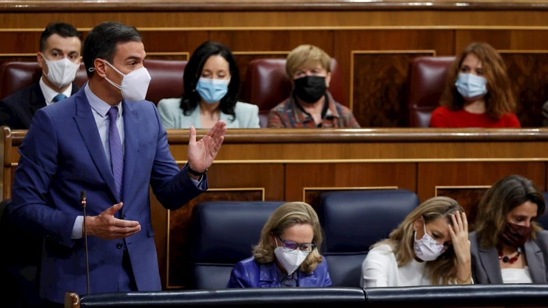 15/12/2021.- El presidente del Gobierno, Pedro Sánchez (i), interviene en la sesión de control al Gobierno celebrada en el Congreso de los diputados en Madrid este miércoles. EFE/ Javier Lizón