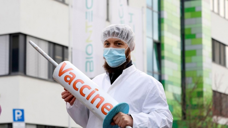 En una protesta denominada 'Vacunas para todos', activistas de la organización Attac exigen el levantamiento de las restricciones de patentes sobre la vacuna covid-19.