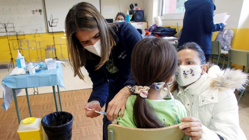 Personal sanitario vacuna a una menor de 12 años en el CEIP Eusebio Sempere de Alacant.