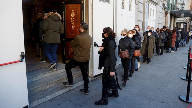 Cola para acceder a la capilla ardiente de Verónica Forqué en el Teatro Español.