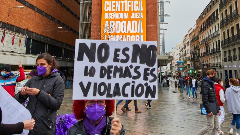 Una mujer sostiene una pancarta donde se lee 'No es no, lo demás es violación', durante un acto simbólico del Movimiento Feminista de Madrid en la Plaza de Callao, en Madrid (España), a 8 de marzo de 2021.