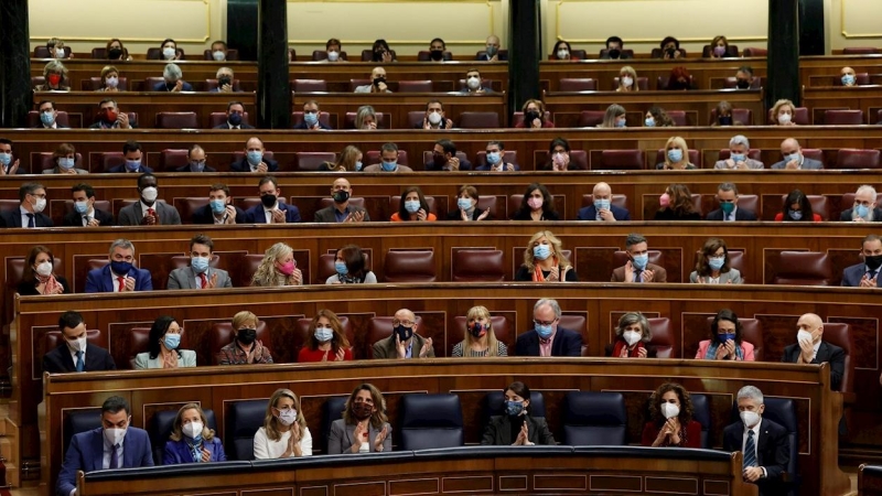 15/12/2021.- (De izq a der, delante) El presidente del Gobierno, Pedro Sánchez, la vicepresidenta primera del Gobierno y ministra de Asuntos Económicos y Transformación Digital, Nadia Calviño, la vicepresidenta segunda y ministra de Trabajo y Economía Soc