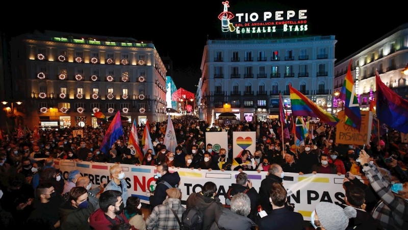 Un momento de la concentración 'Ni un paso atrás' celebrada hoy miércoles en la Puerta de Sol de Madrid.