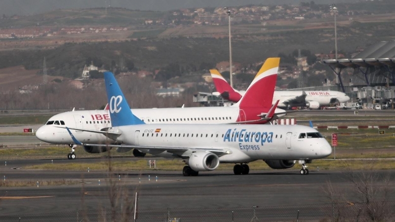 Un avión de Iberia y otro de Air Europa en las pistas del Aeropuerto de Barajas, en Madrid. E.P./Eduardo Parra